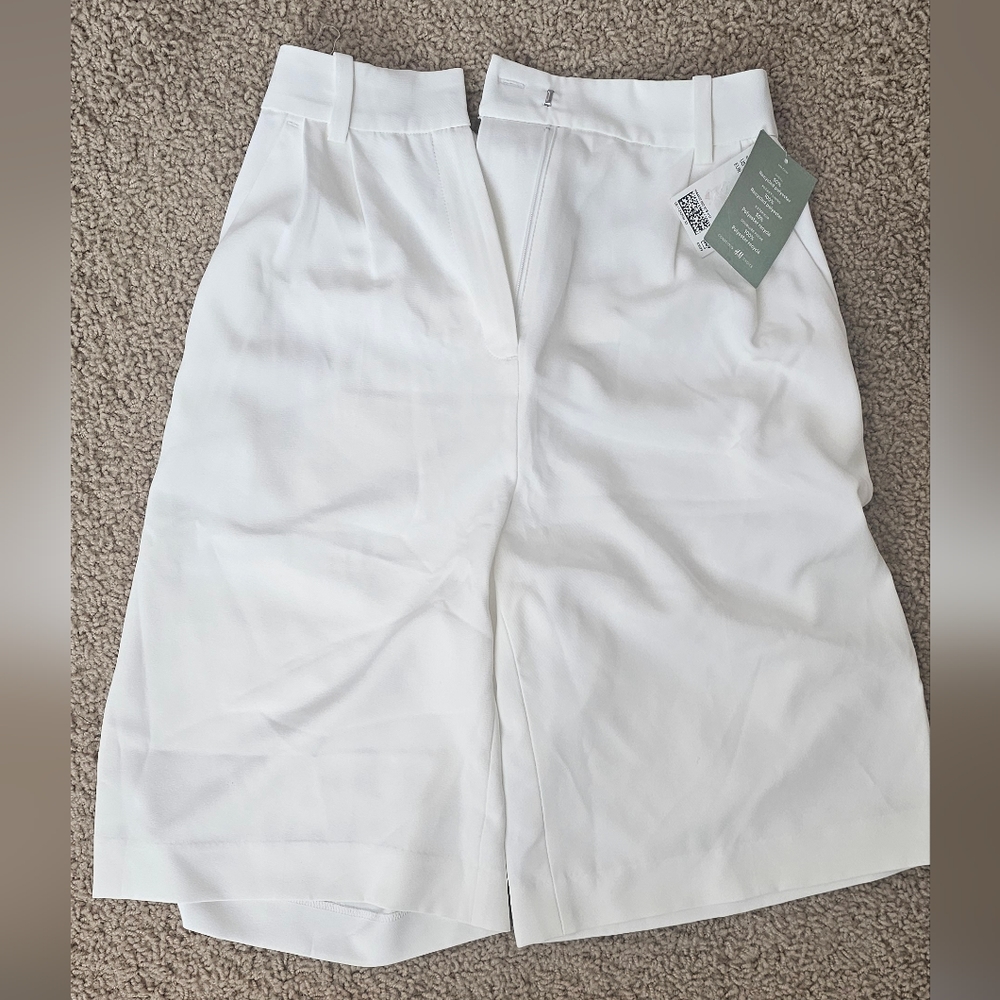H&M Bermuda Shorts. Size 2. Cream